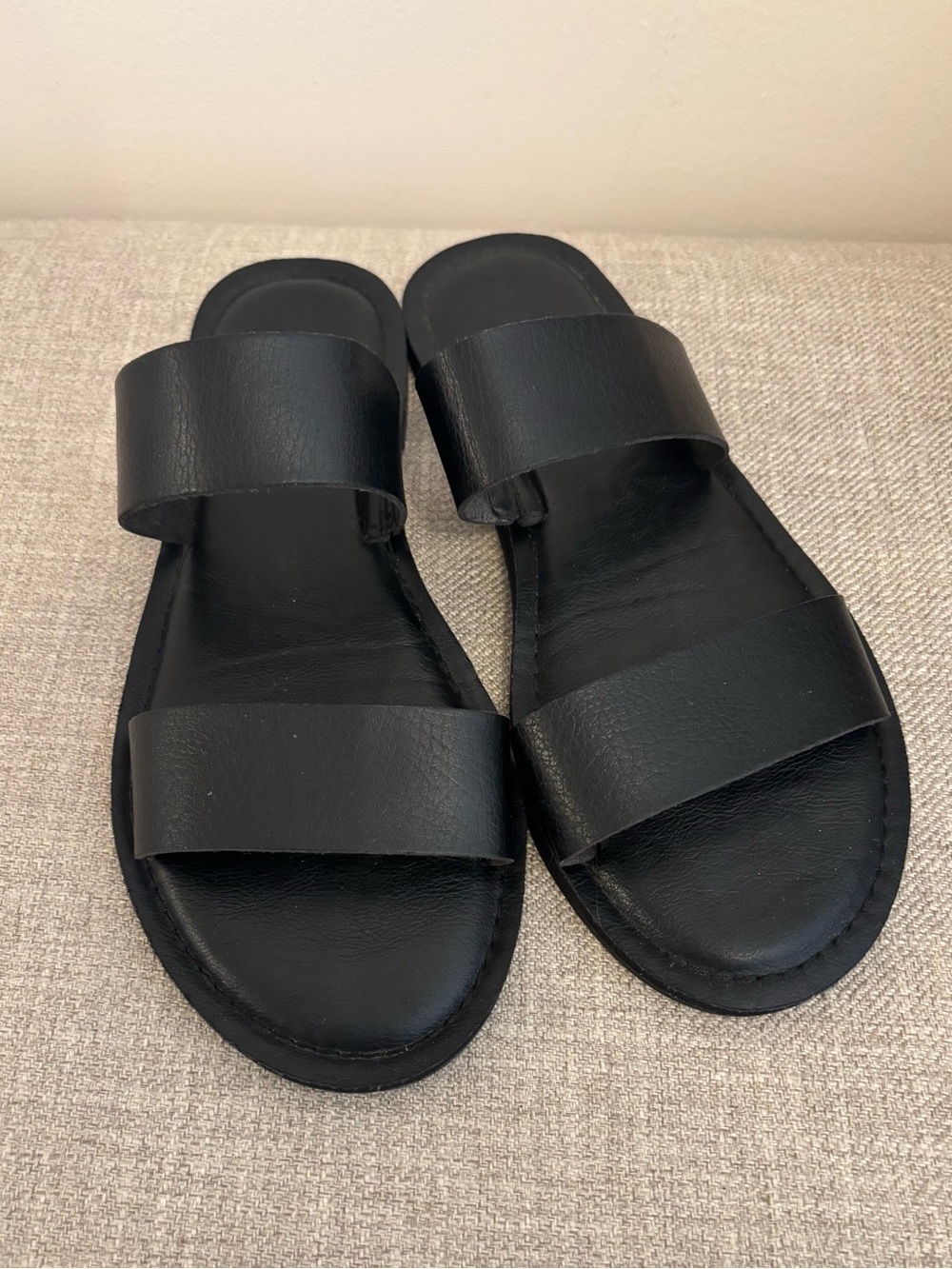 Cushionaire Black Slip On Two Strap Leather Sandals Women’s 7.5